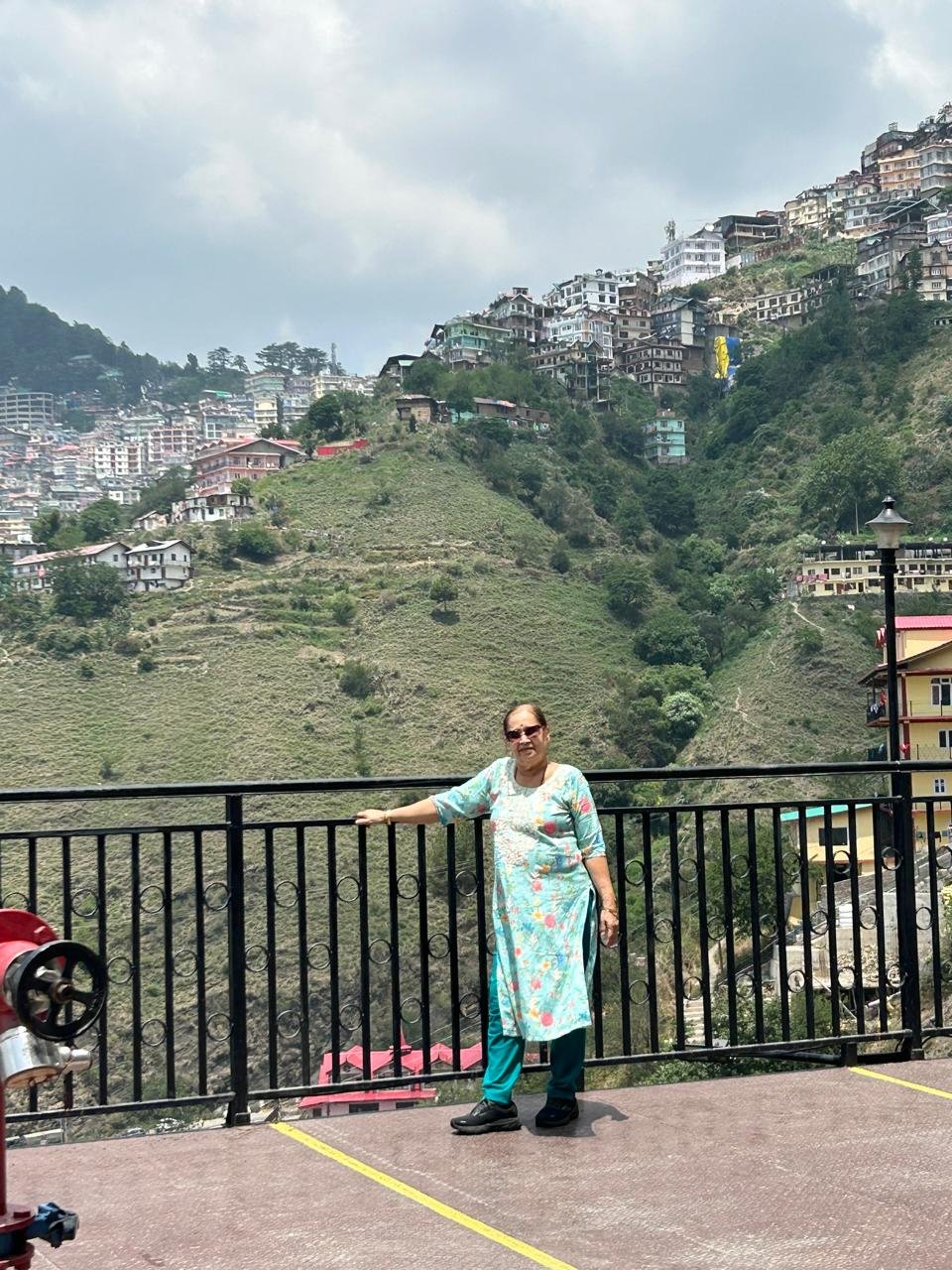 Traveller enjoying panoramic mountain views in Shimla–Manali
